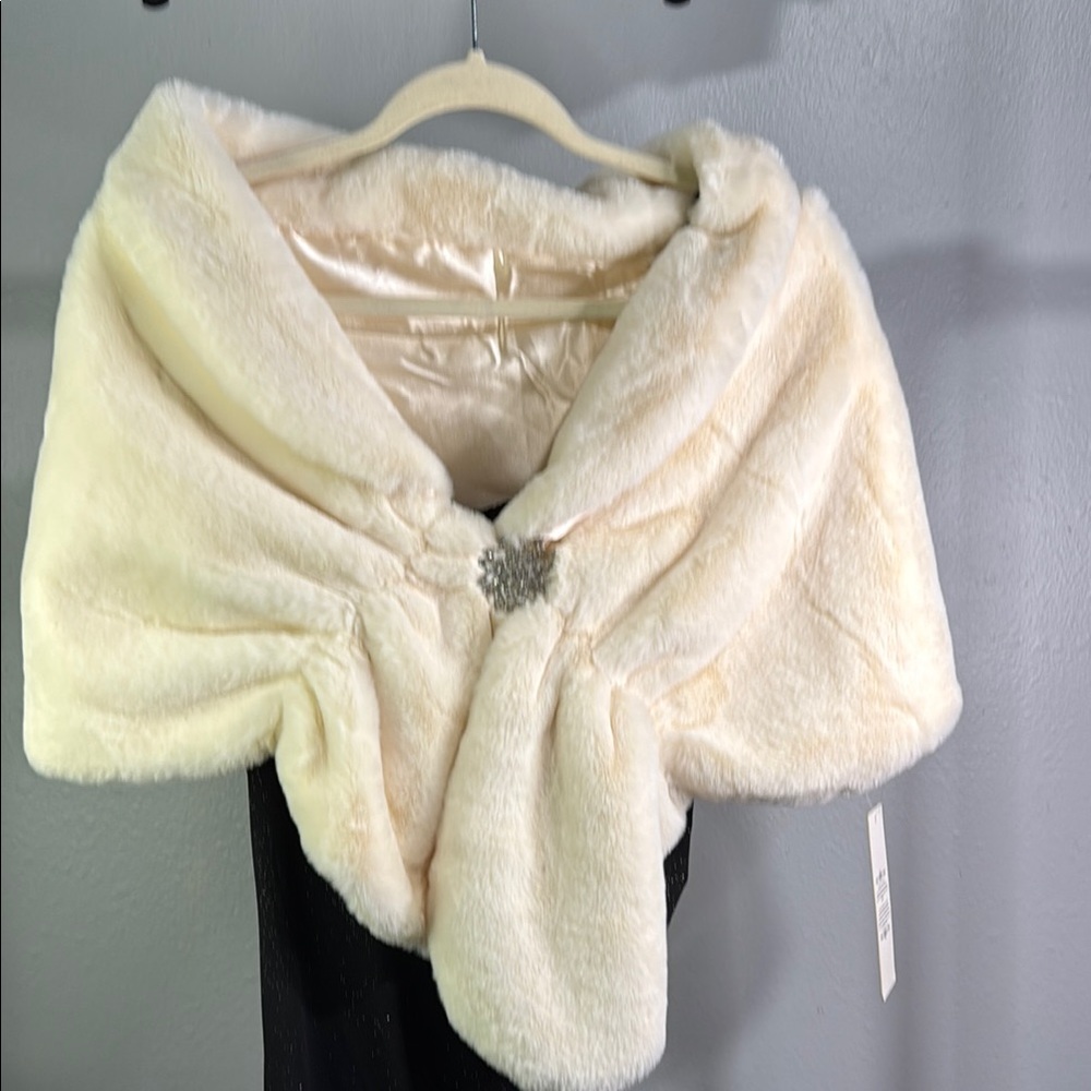 Elegant Cream Faux Fur Shawl with Brooch and Black Sparkle Evening Gown